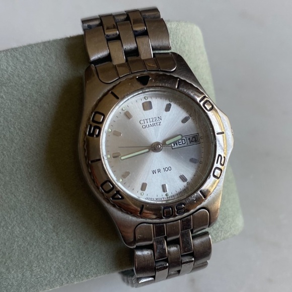 Citizen Quartz WR100 Watch Unisex - Picture 1 of 9